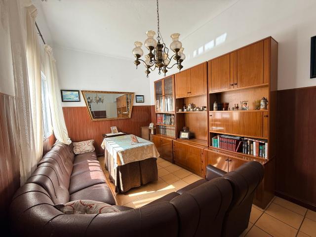 Casa 4 dormitorios 352 m2