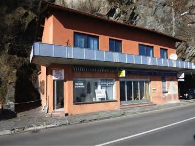 Casa 50 m dalla dogana con diverse possibilità di usufrutto  Haus 50 Metter von der Landesgrenze Mit diversen Nutzungsmöglichkeiten