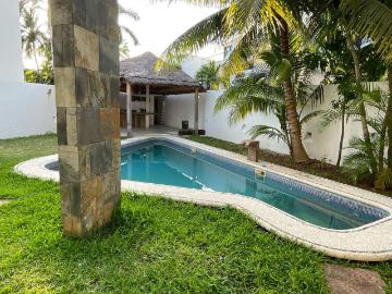 CASA 5 RECAMARAS EN CANCUN/ OPORTUNIDAD/ 580 M2/ SALA DE CINE/ ALBERCA/ SALA DE MASAJES/ PLUSVALIA