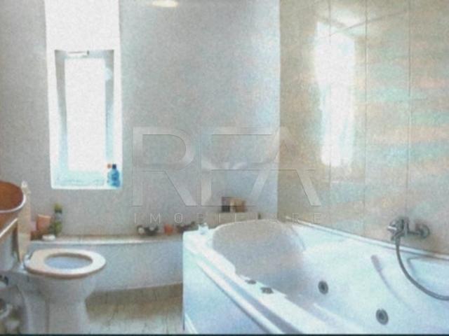 Casa 6 camere cu piscina in apropiere de metrou Laminorului