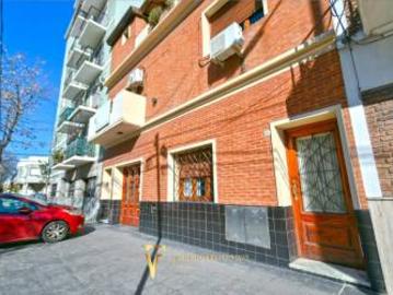 CASA MULTIFAMILIAR DE 6 AMBIENTES LINIERS JARDÍN COCHERA QUINCHO TERRAZA