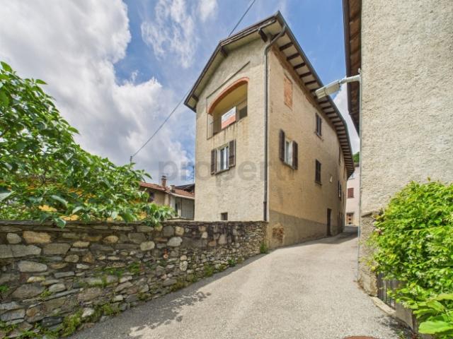 Casa 8 locali dal fascino autentico nel borgo storico di Novaggio con vista panoramica e vista lago
