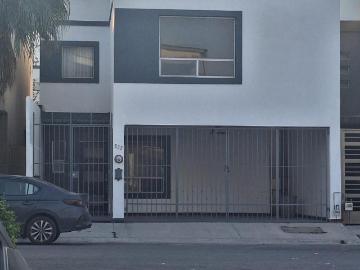 Casaenta de casa 3 niveles equipada y/o semi amueblada fracc Privado