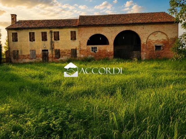 Casale con ampio terreno e grande potenziale edificatori