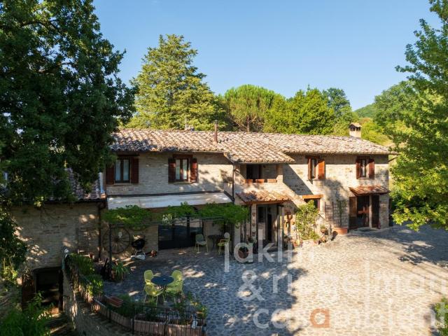 Casale con annesso e ampio terreno, situata in riva a un pic. 345m² Perugia