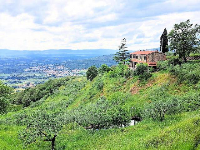 Casale con annessi ampio terreno e vista panoramica in vendita a Castiglion Fibocchi