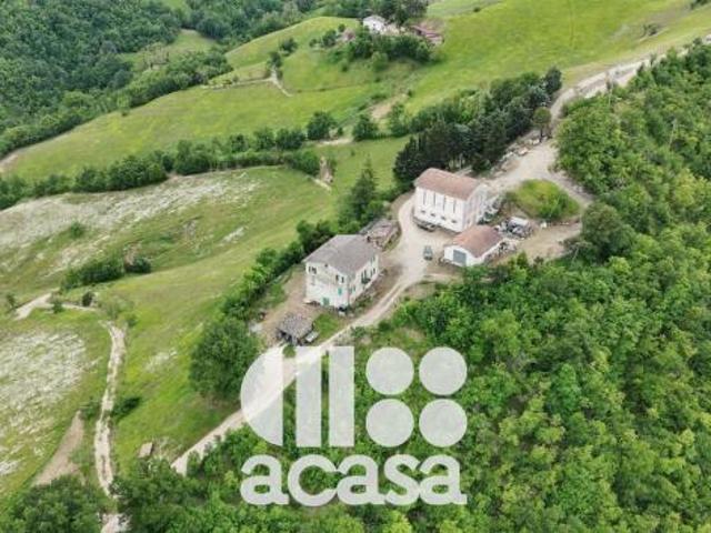 CASALE con CAPANNONI e TERRENO AGRICOLO