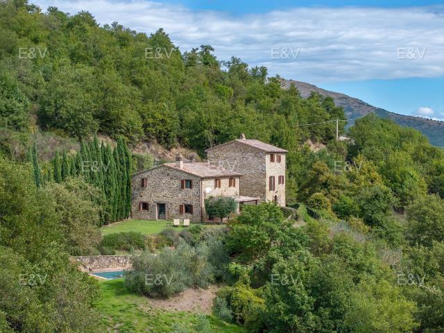 Casale con dependance, piscina e giardino tra le verdi colli. 320m² Magione