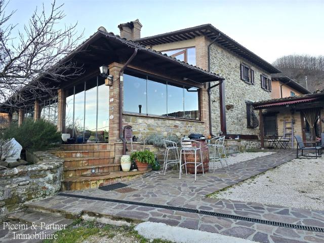 Casale Con Piscina E Dependance In Vendita A Gubbio. 250m² Gubbio