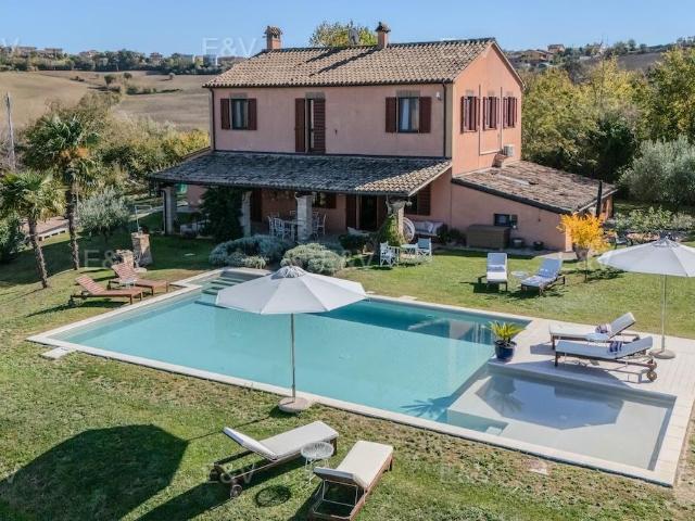 Casale con piscina in posizione collinare vicino al mare 290m² San Costanzo