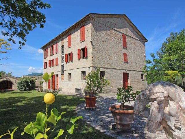 Casale con piscina su tre livelli 620m² Arcevia