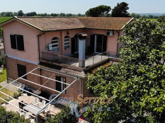 Casale con terreno e fotovoltaico