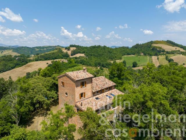 Casale con torre di avvistamento del XV secolo vicino a Urbi. 378m² Urbino