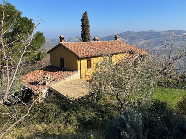 Casale con un ettaro di terreno nei pressi di Monteguiduccio 190m² Montefelcino