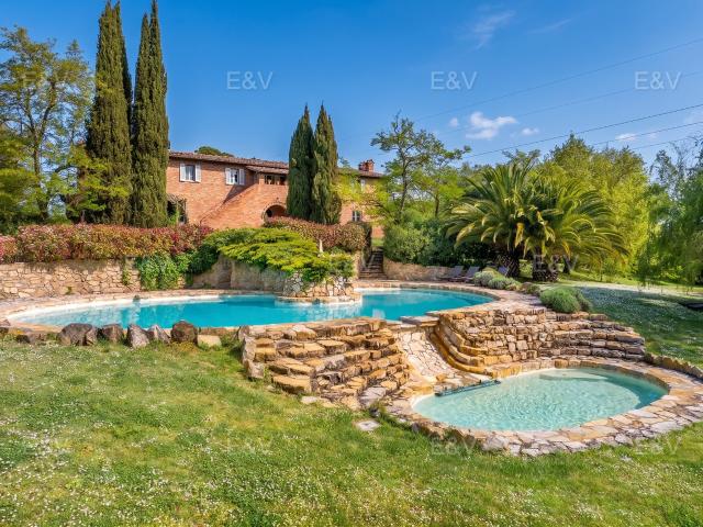 Casale del 1600 con dependance e piscina panoramica sulle co. 390m² Castiglione del Lago