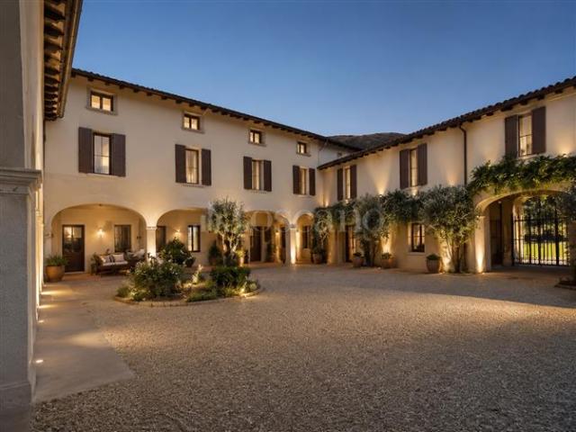 Casale di 1300 mq a Centro Nave