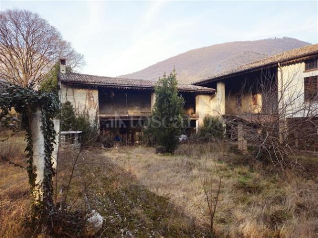 Casale di 1500 mq a Monteclana Nave