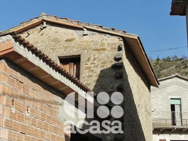 CASALE ed annessi IMMOBILI DA RISTRUTTURARE oltre a TERRENI AGRICOLI