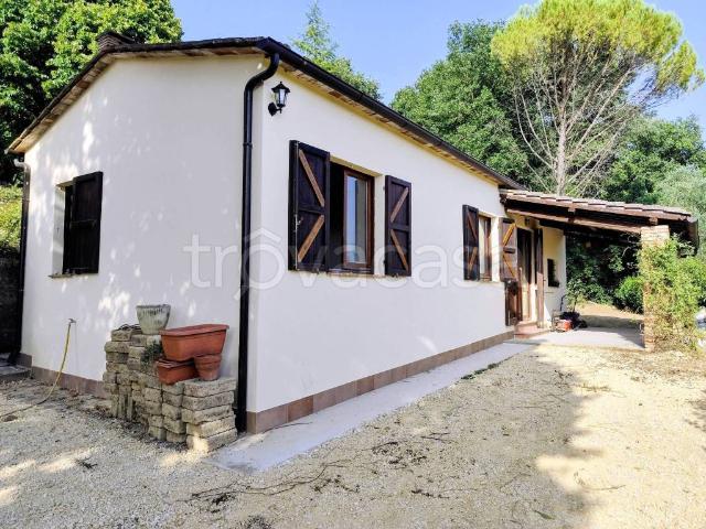 Casale in affitto ad Amelia via Roma, non arredato/vuoto, giardino privato, caminetto TrovaCasa