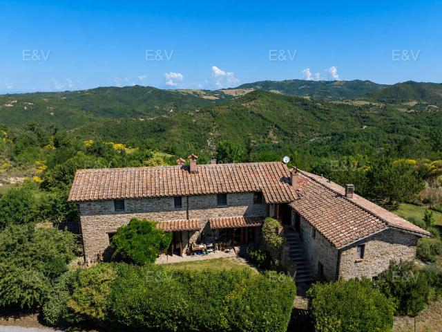 Casale in pietra con dependance e terreno 405m² Gubbio