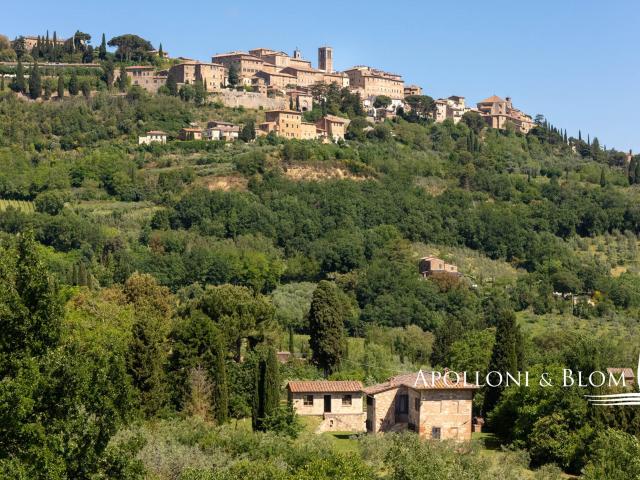 Casale in pietra con giardino, garage e vista su Montepulcia. 187m² Montepulciano