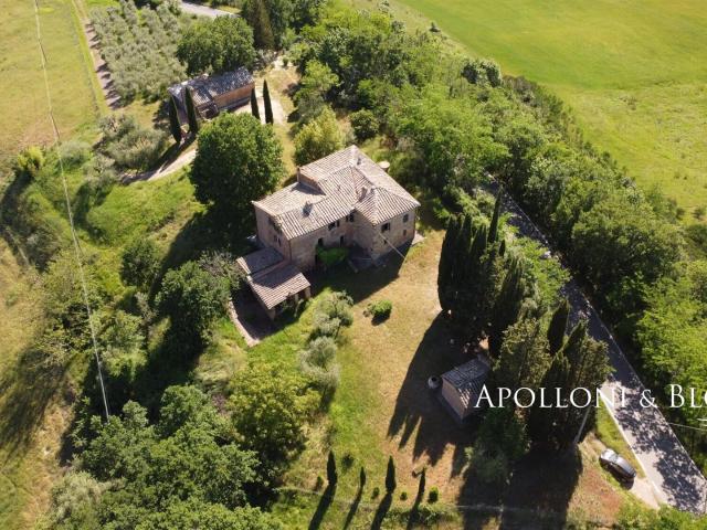 Casale in pietra del 1700 con chiesetta e giardino Asciano. 475m² Asciano