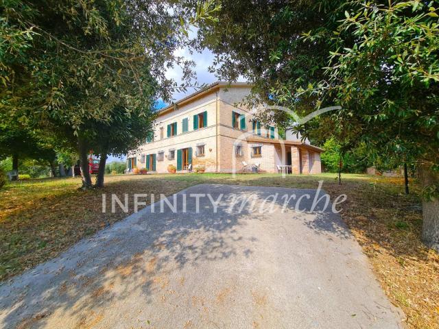 Casale in vendita a Altidona 456m² Altidona