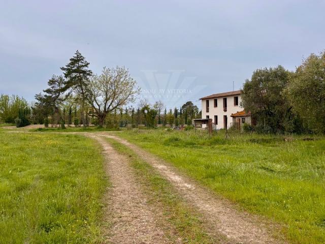 CASALE in VENDITA a CAMAIORE Tra Capezzano Pianore e Lido di Camaiore di 16 vani