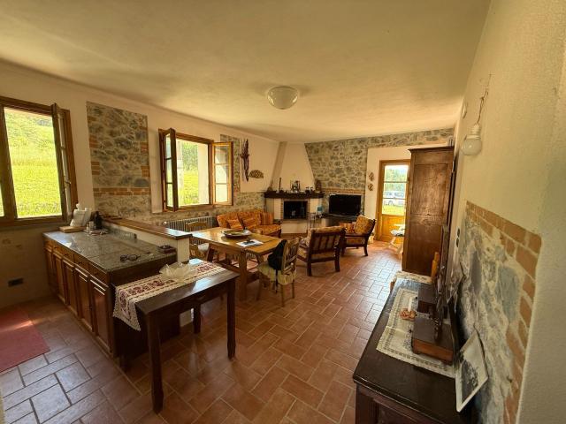 CASALE in VENDITA a CAMPAGNATICO ARCILLE di 8 vani