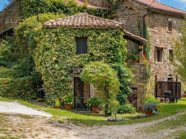 Casale in vendita a Castiglion Fiorentino via Largnano