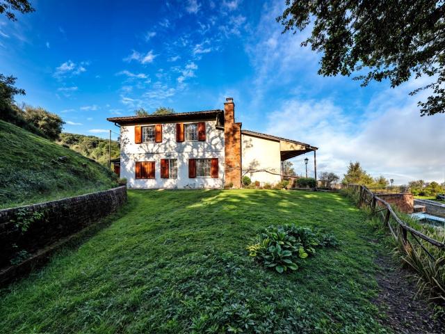 CASALE in VENDITA a CAVRIGLIA MONTEGONZI di 7 vani