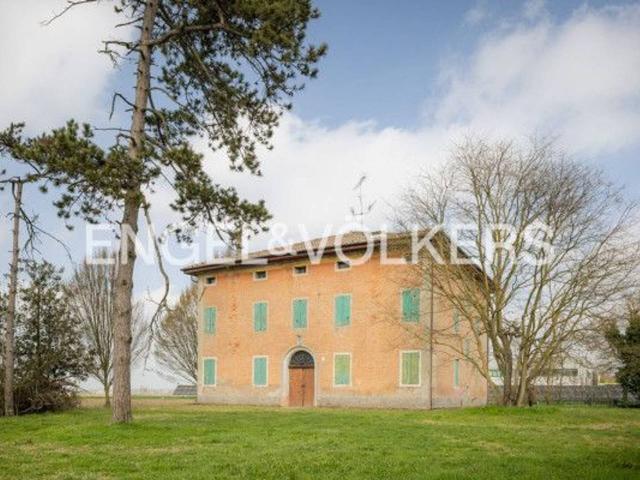 Casale in vendita a Cento