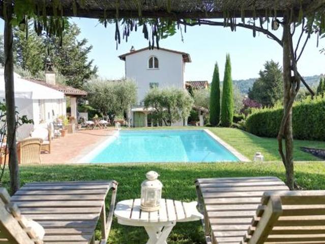 Casale in vendita a Lucca