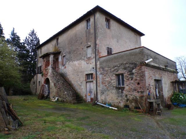 Casale in vendita a Palaia in Da ristrutturare composto da 15vani