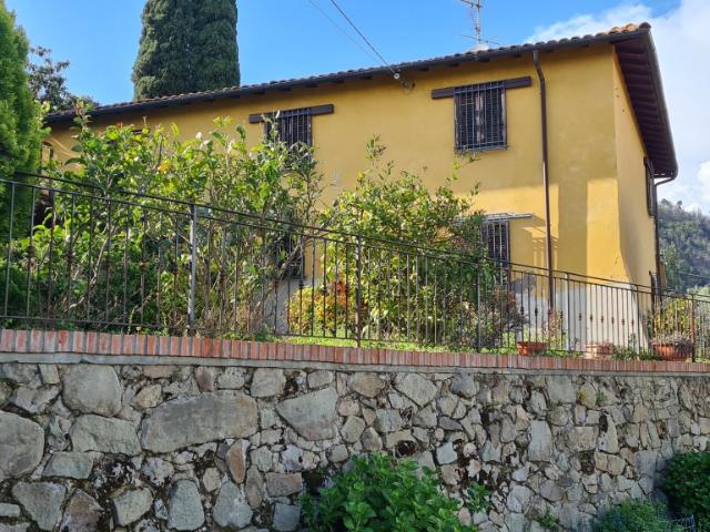 CASALE in VENDITA a PESCIA di 7 vani