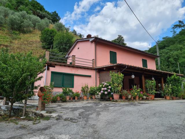 CASALE in VENDITA a PESCIA di 8 vani