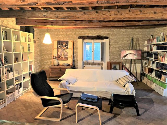 Casale in zona panoramica con grande giardino e doppio garag. 310m² Urbino