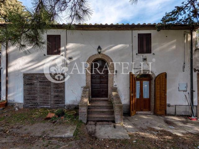 Casale incantevole con giardino e terreno nella Val d’Orcia. 250m² Castel del Piano