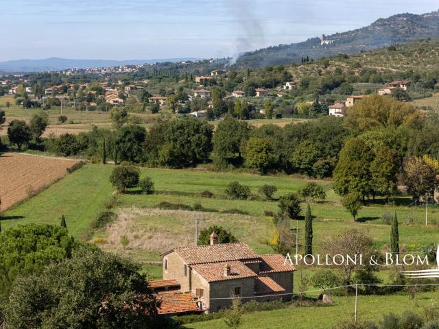 Casale panoramico da ristrutturare con giardino vicino Cor. 256m² Cortona