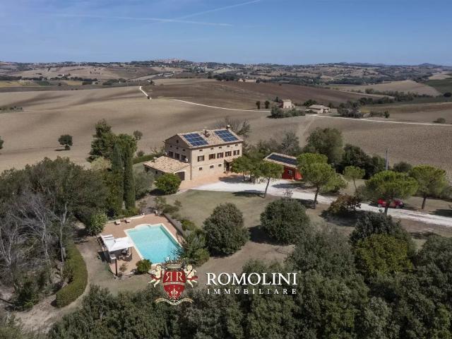Casale Ristrutturato Con Piscina In Vendita Nelle Marche 403m² Macerata