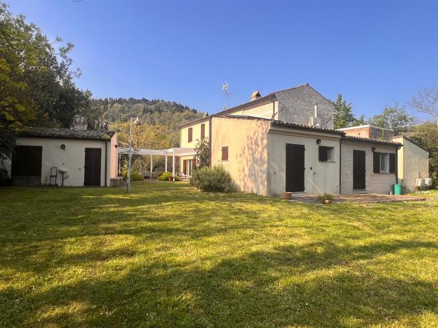 Casale ristrutturato con vista sulla città di Fano e sul mar. 317m² Fano