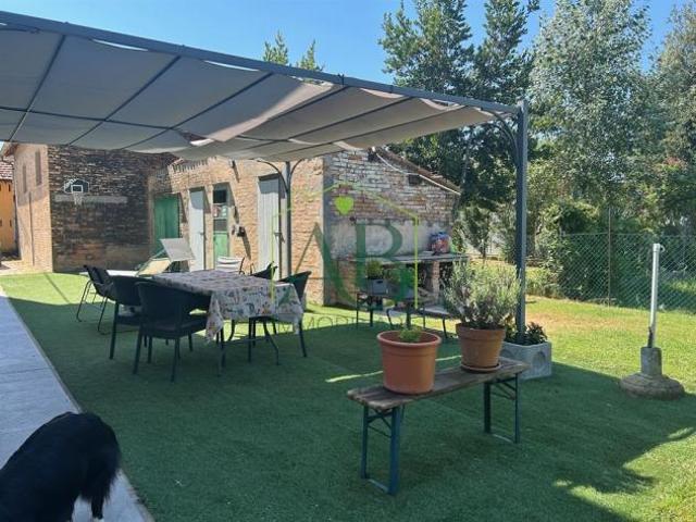 Casale ristrutturato libero su tre lati