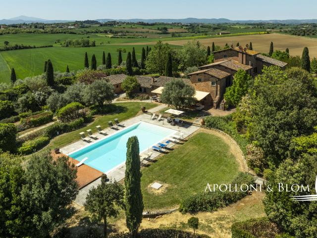 Casale Toscano del Xvii secolo con piscina, spa e due dépend. 1200m² Cortona