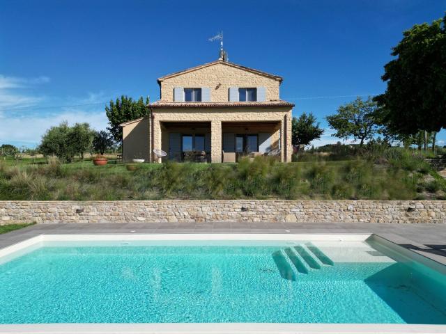 Casale tra vigneti, uliveti e dolci colline marchigiane 170m² Montecarotto