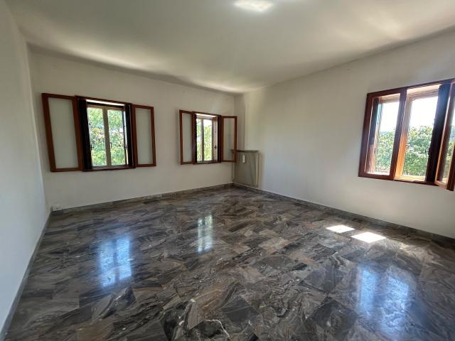 CASALE TRICAMERE IN AFFITTO