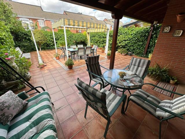 CASALIA presenta: Chalet adosado con gran terraza, buhardilla y garaje para dos coches Zona Las Américas