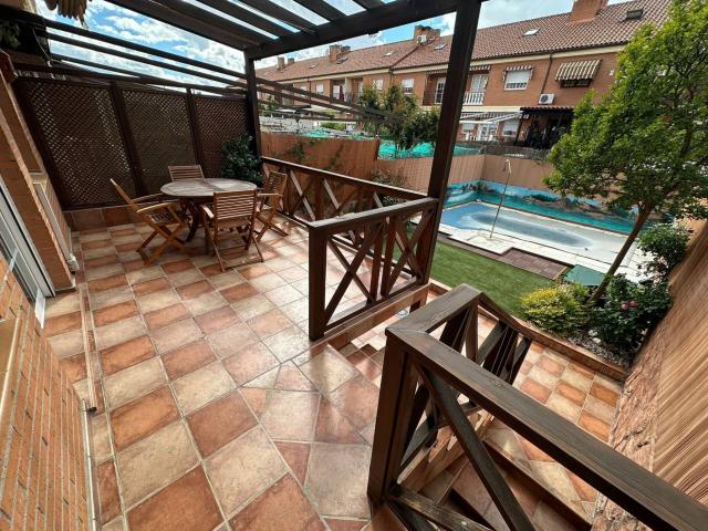 CASALIA presenta: Espectacular Chalet adosado con piscina privada, buhardilla y garaje para 3 coches en Laguna Park