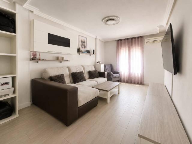 CASALIA presenta: Vivienda reformada con terraza, lista para entrar a vivir Zona Reyes