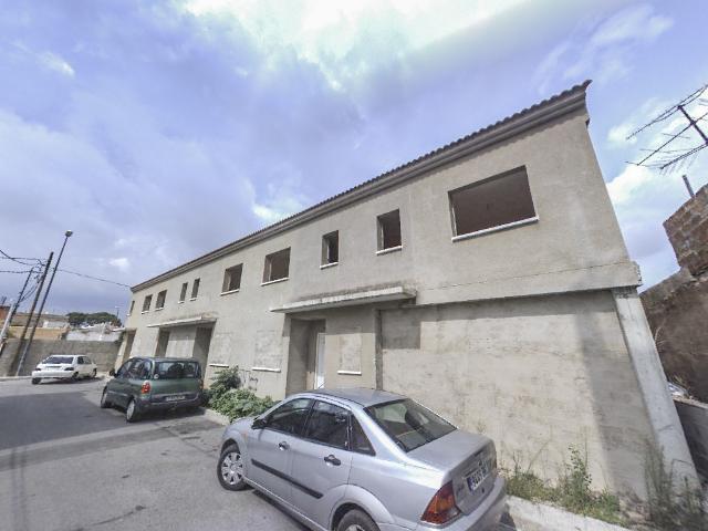 Casas adosada en construcción detenida en C/ Pont Reus