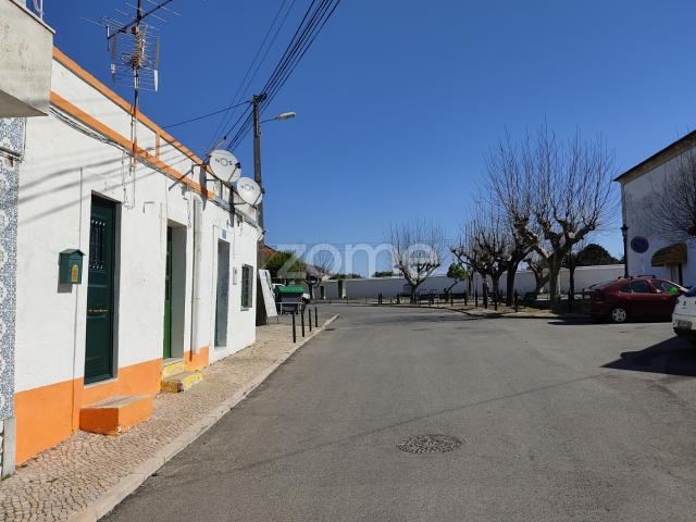 Casas e terrenos à venda. Oportunidade de investimento